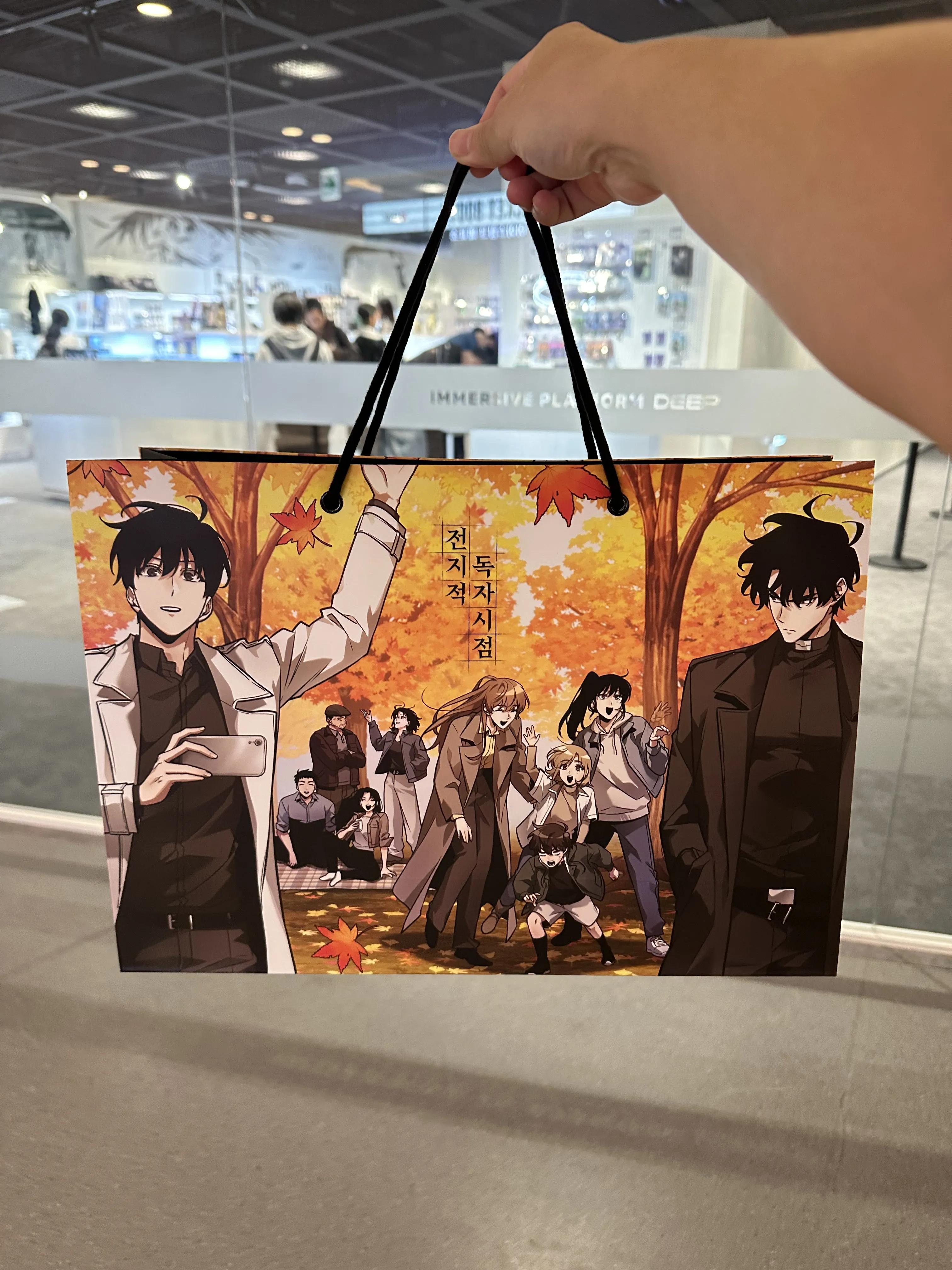 買了不少周邊,包含了一隻鼻荊公仔,也覺得這個袋子設計的很別緻